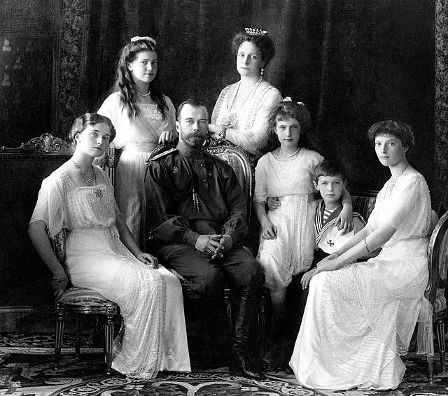 De izquierda a derecha: la familia Romanov en 193; Olga, María, Nicolás II, Alejandra, Anastasia, Alekséi y Tatiana. Una de las fotos que se reproducen en el libro.