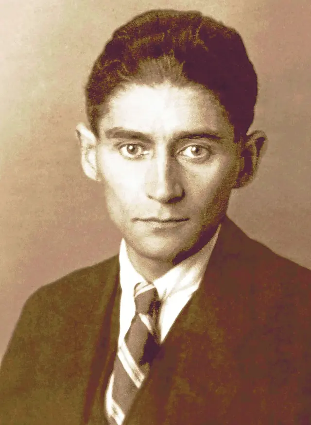 Franz Kafka es objeto de un libro de paseos y meditaciones de Ortiz Albero, con numerosos ecos de sus cuentos y de sus novelas y de sus diarios.