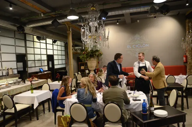 El nuevo restaurante El Ciclón ha recibido este viernes a los primeros clientes.