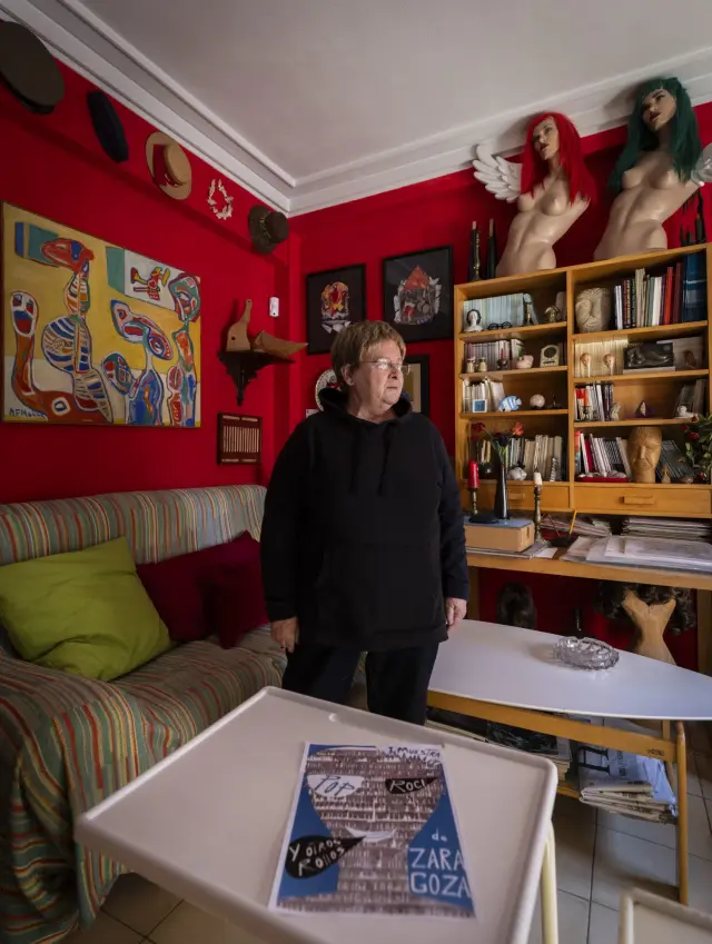 Elena F. Echevarría, creadora del cartel de la Muestra de Pop Rock y Otros Rollos, en su casa.