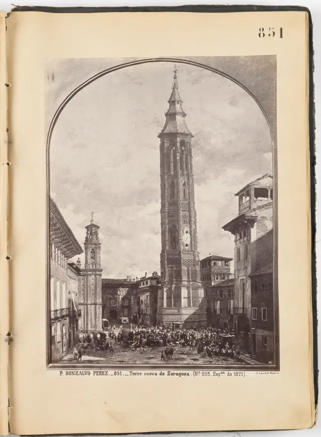 Fotografía a la albúmina de J. Laurent, tomada hacia 1871. En la imagen, a la derecha de la torre puede verse el Torreón Fortea, en su fisonomía antigua; al fondo, el palacio de Argillo, actual Museo Pablo Gargallo; y, a la izquierda, parte de la iglesia de San Felipe.