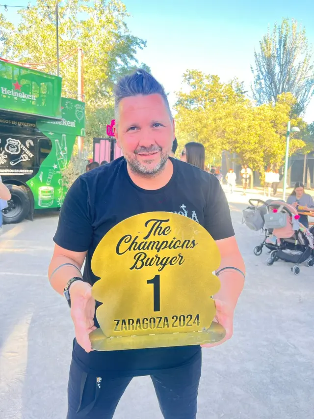 Álex Viñal, con el oro de la mejor hamburguesa en The Champions Burger de Zaragoza.