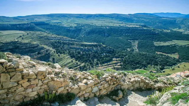 Vista del entorno natural que rodea a Ares del Maestrat desde su castillo