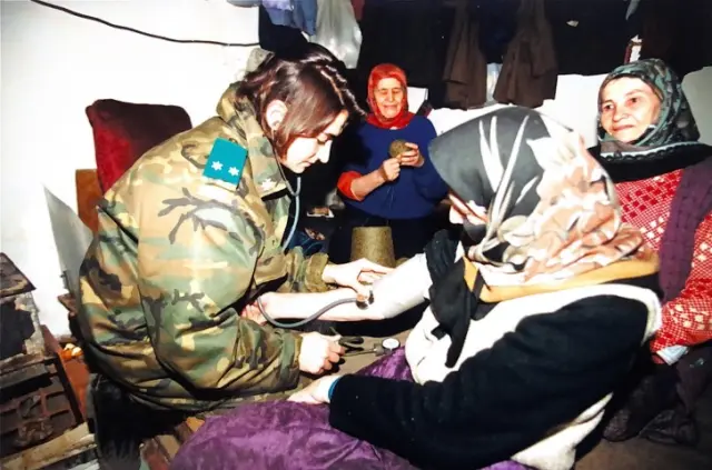 Elvira Cristina Pelet Pascual, en un sótano de Mostar con los refugiados bosnios, en 1995