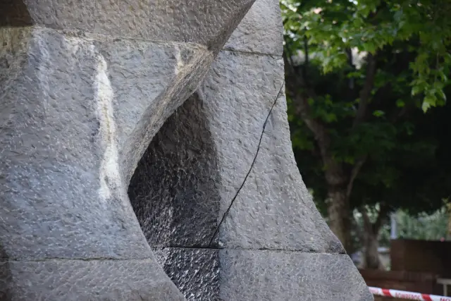 Grieta que presenta la base de piedra del monumento a los Reyes de Aragón del parque Miguel Servet de Huesca.
