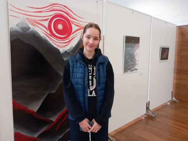 La estudiante ucraniana Arina Karamalikova, junto a una de sus obras, en el Colegio Británico de Zaragoza.