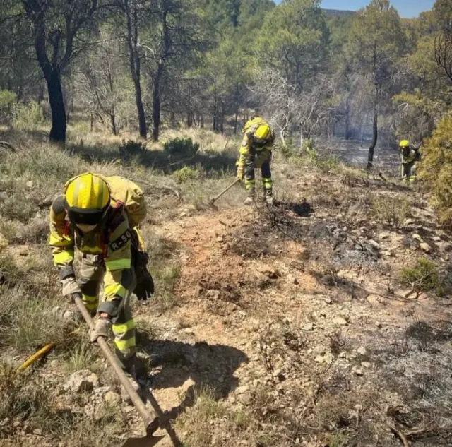 Bomberos en las tareas de extinción del incendio de Valderrobres.