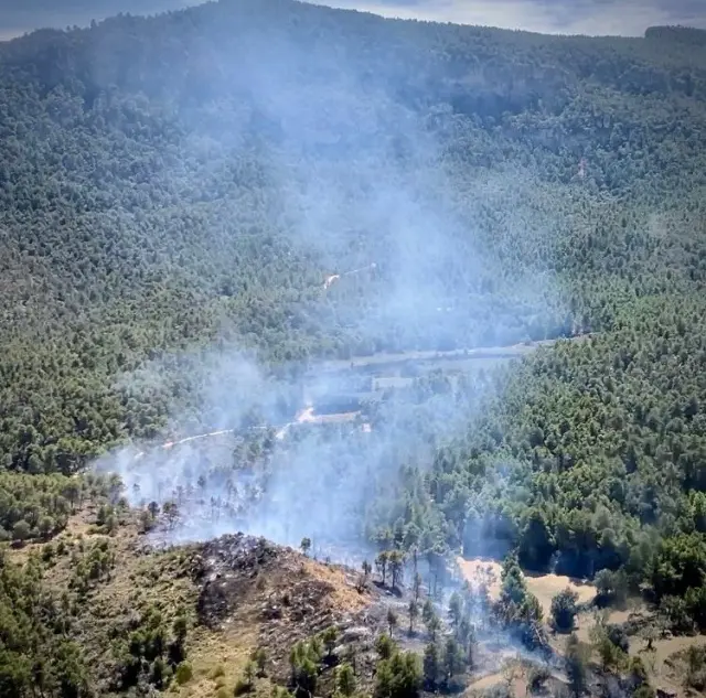 Humareda provocada por el incendio en una zona boscosa de Valderrobres (Teruel)
