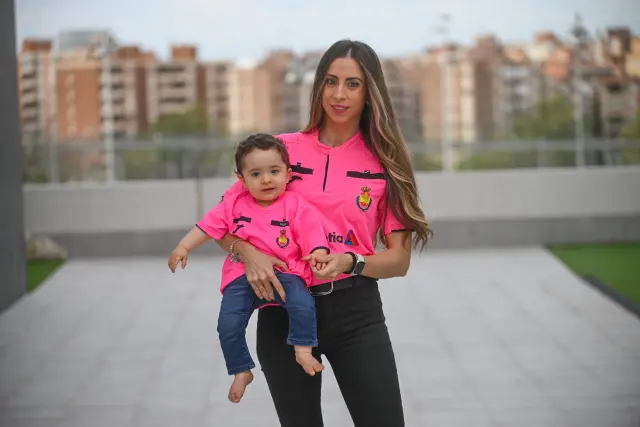 Lorena García, con el uniforme de árbitro, junto a su hijo Martín, también vestido de colegiado.