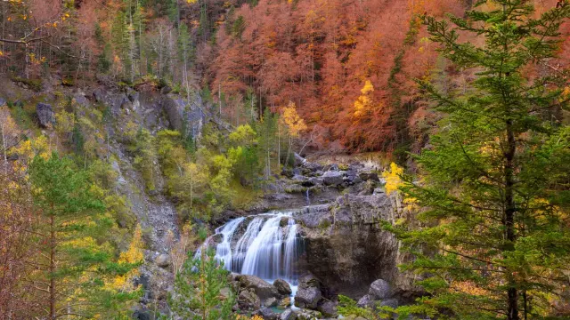 Esta es una de las tres cascadas que podemos descubrir en esta ruta por el Parque Nacional de Ordesa y Monte Perdido