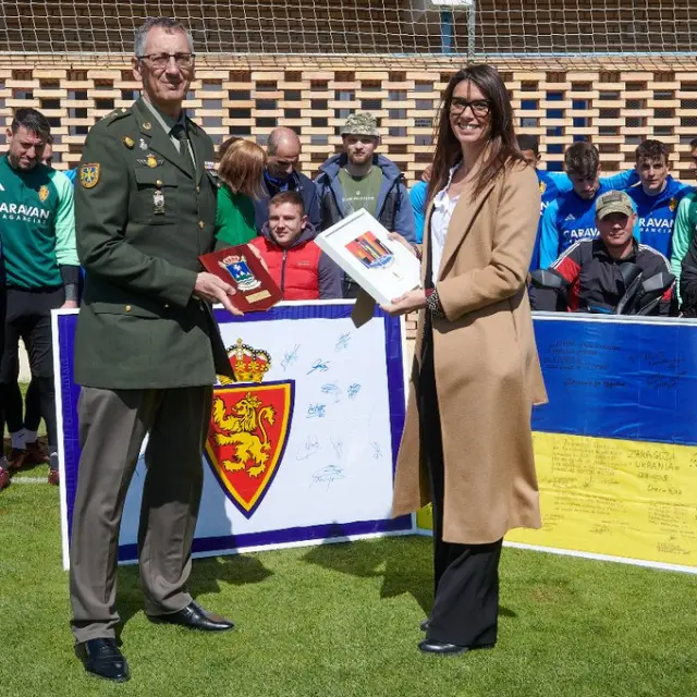 El general Juan Antonio Lara y la presidenta de AURA, Alina Klocho, acompañan a los heridos ucranianos a la Ciudad Deportiva del Real Zaragoza.