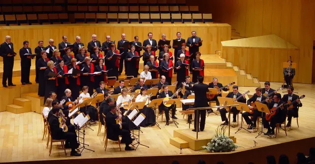 La Agrupación Laudística Harmonía en una actuación con coro.