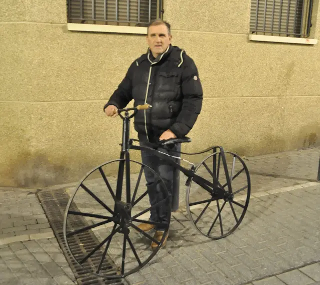 Un ciclista con una bicileta similar a la que Mariano Castejón.