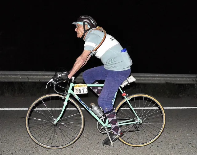 El presidente de El Pedal Aragonés, Adolfo Bello, en la carretera de Huesca a Zaragoza en 2022.