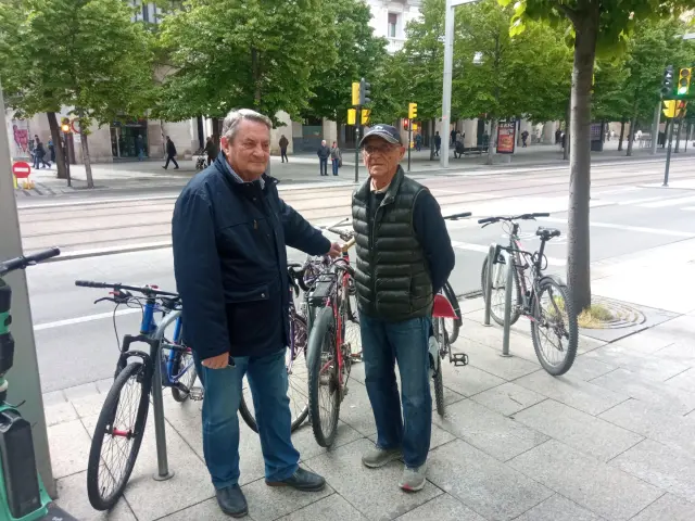 Adolfo Bello, con la gorra, y Fernando Sánchez, aficionados al ciclismo en el paseo de Independencia con unas bicicletas.