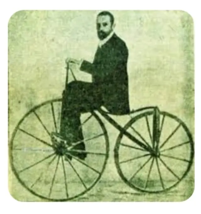 El herrero oscense Mariano Catalán subido en la primera bicicleta que fabricó en 1867.