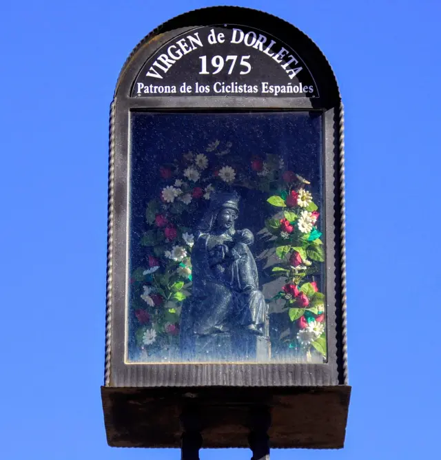 La virgen Dorleta, patrona de los ciclistas de España desde 1968, en el alto de Jaulín.