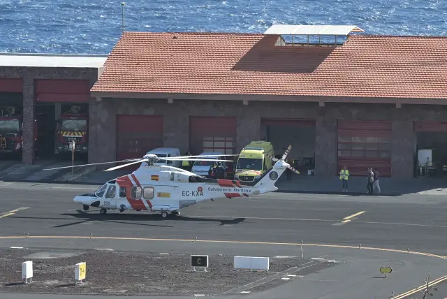 GRAFCAN8480. VALVERDE (EL HIERRO) (ESPAÑA), 29/04/2024.--El helicóptero de Salvamento Marítimo, Helimer 206 traslada al aeropuerto de Los Cangrejos en El Hierro a los nueve supervivientes de un cayuco que volcó hace dos días con 60 personas a bordo. EFE/ Gelmert Finol