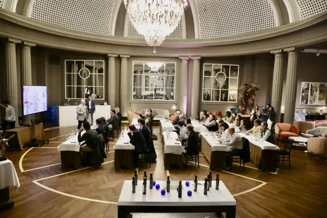 Presentación de la XX Muestra de Garnachas en el salón La Rotonda del Gran Hotel de Zaragoza.