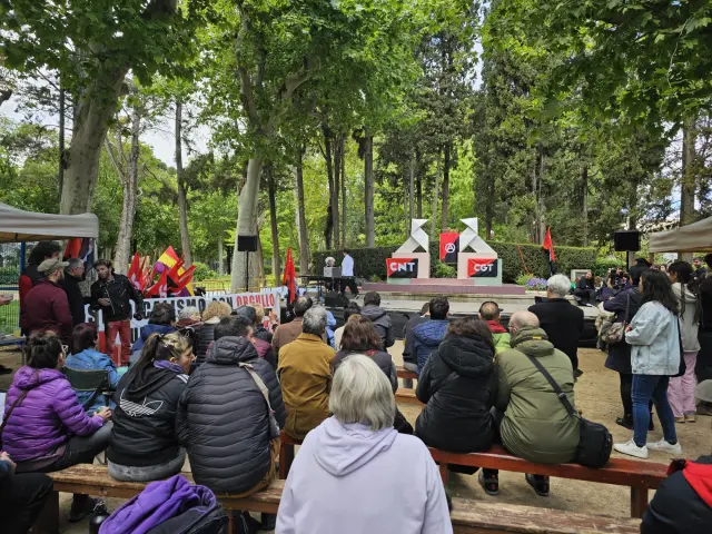 Actividades lúdicas organizadas por CGT y CNT en el paseo de las Pajaritas del parque de Huesca con motivo del Primero de Mayo.