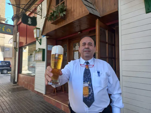 Juan José Pérez Yranzo, en la puerta de Beerland con una cerveza.