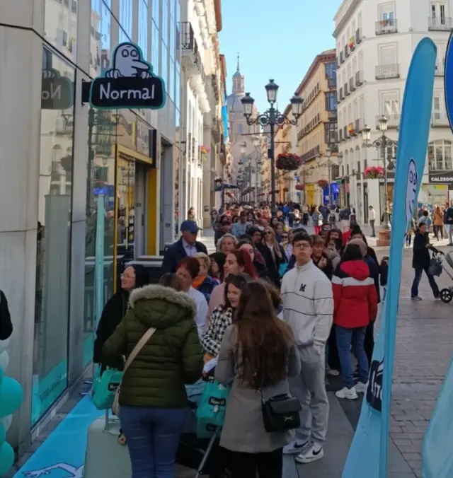 Largas filas de clientes esperando la apertura de Normal en Zaragoza