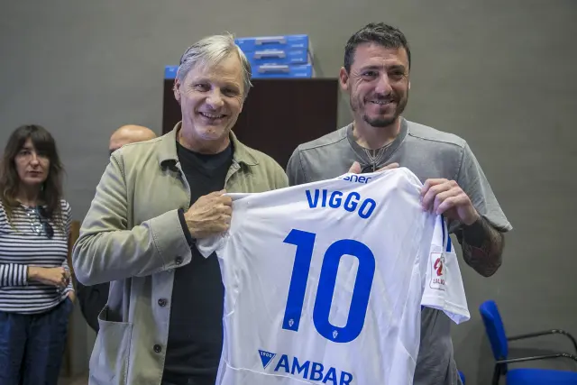 El actor Viggo Mortensen, con el guardameta argentino del Real Zaragoza Christian Álvarez, quien le ha regalado una camiseta del conjunto zaragocista