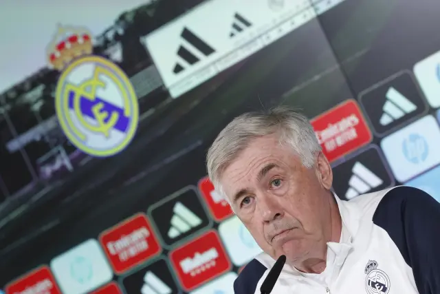 El entrenador del Real Madrid, el italiano Carlo Ancelotti, ofrece una rueda de prensa después del entrenamiento del equipo en la Ciudad Deportiva de Valdebebas