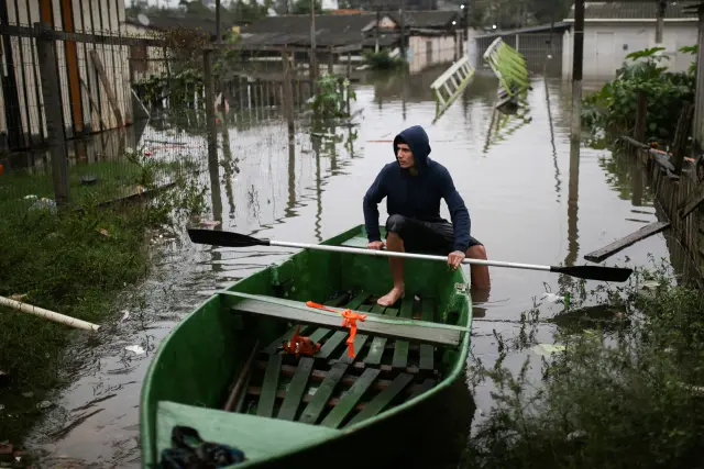 Un hombre a bordo de una canoa durante una inundación este viernes, en Porto Alegre (Brasil).