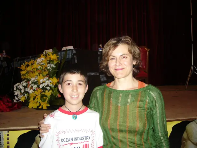 El niño Alejandro Aísa con Ana Gracia, a la que esta semana se le entrega una galardón en La Almunia.