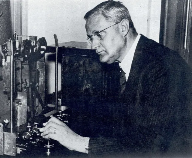 Felix Meinesz, con su gravímetro.