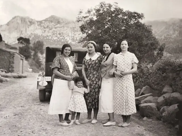 Varias mujeres, hermanas y cuñadas y una sobrina, de Jalón Ángel en 1927.
