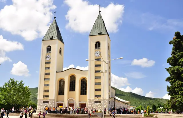 La iglesia parroquial de Medjugorje, ese lugar que ya ha merecido ser comparado con Lourdes o Fátima, entre otros espacios vinculados a las apariciones.