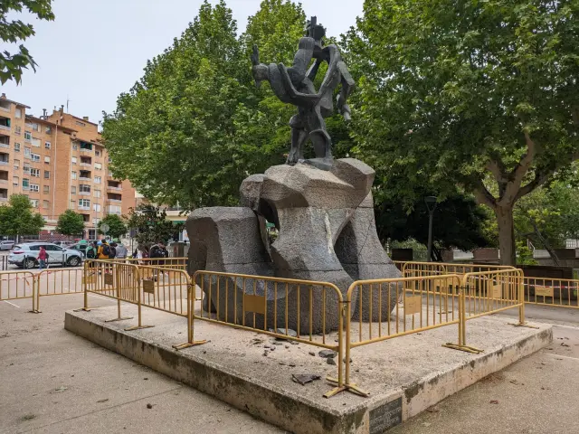 El acceso a la escultura permanece precintado con vallas.