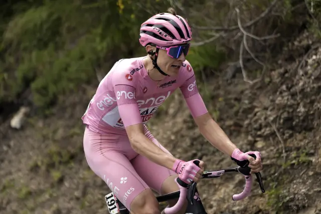 El líder del Giro, Tadej Pogacar, totalmente de rosa en la quinta etapa del de la ronda