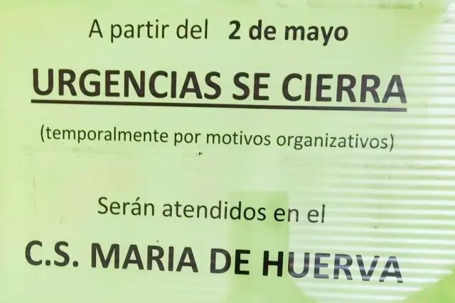 Un cartel informa a los usuarios del cierre de las urgencias en Cuarte desde el 2 de mayo.