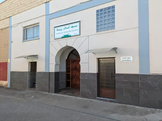 Fachada delantera de la mezquita de Huesca, con las tres puertas de acceso para mujeres.
