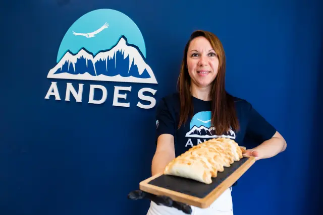 Noelia Osés, en el nuevo local de empanadas Andes, en el Coso de Zaragoza.