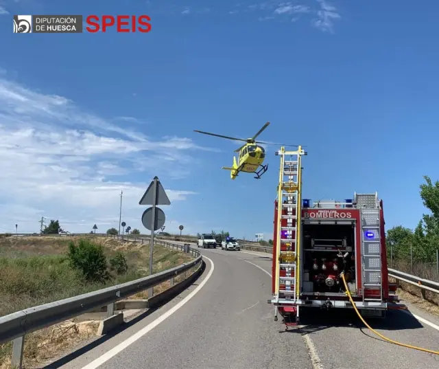 Imagen de la evacuación en el helicóptero del 112 de uno de los heridos en el accidente ocurrido de la A-22, en Binéfar.