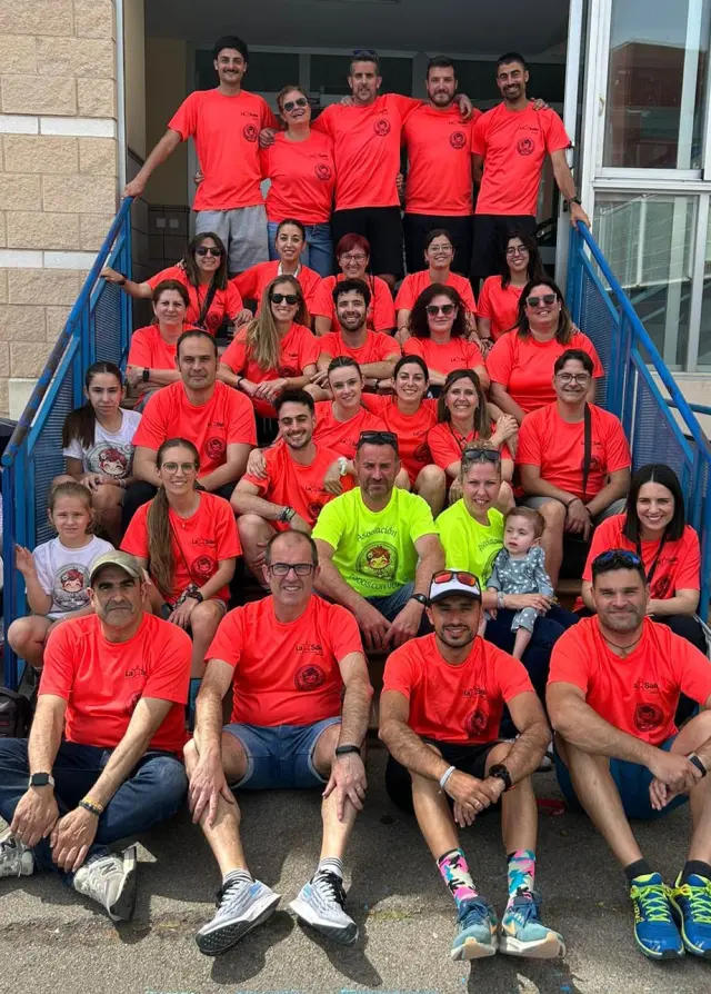 Voluntarios, organizadores y la familia de Vega.