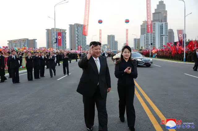 Kim Ju-ae junto a su padre, Kim Jong-un