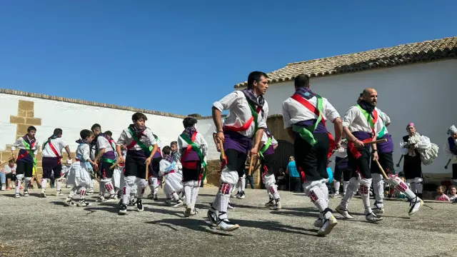 Los danzantes de Sariñena en la romería de este miércoles.