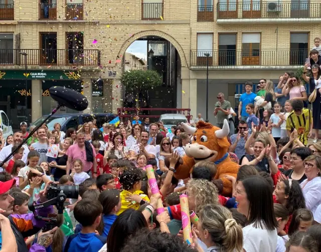 La vaquilla de Gran Prix con los taustanos.