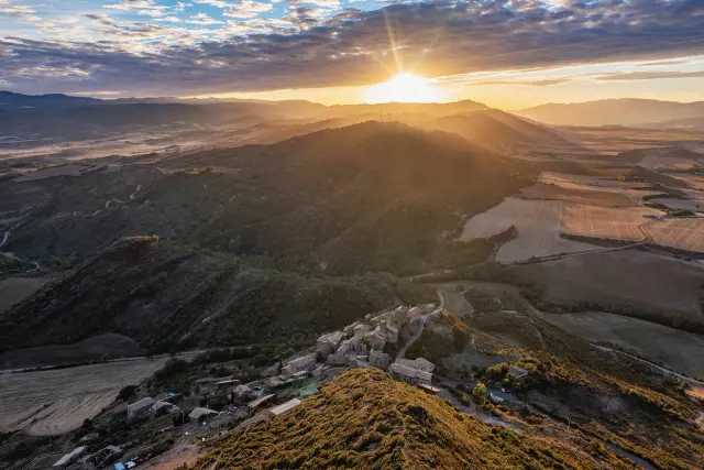 Arrés. Uno de esos paisajes que parecen haber sido pintados con la imaginación dorada de un artista.