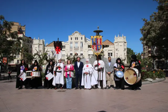 Una representación de las asociaciones recreacionistas ha dado un paseo por el centro de Huesca para divulgar el homenaje.