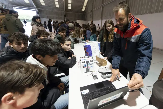 El equipo del Liceo Francés Molière hace las últimas comprobaciones de su experimento, que subirá en globo hasta la estratosfera con el proyecto de ciencia ciudadana Servet.