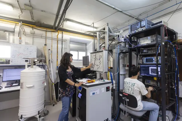 Una sofisticada electrónica rodea el experimento sobre tecnologías cuánticas de Pepa Martínez en el Instituto de Nanociencia y Materiales de Aragón (CSIC-Unizar)