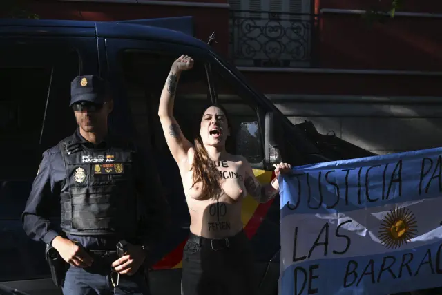 Protesta de las activistas de Femen en Madrid contra el presidente de Argentina.
