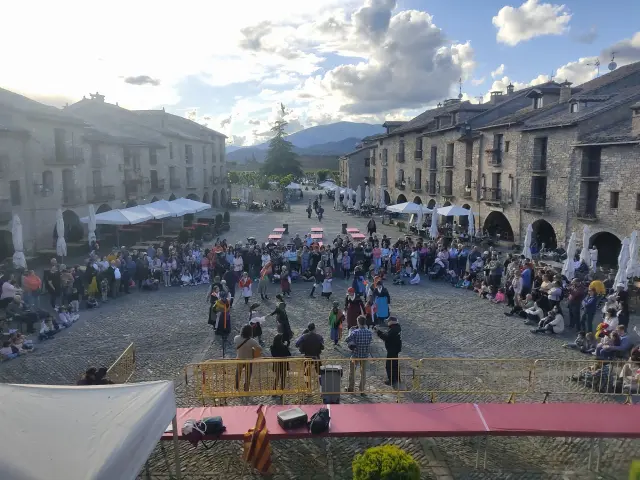 Actuación grupo de Bailes Tradicionales del Biello Sobrarbe en la plaza Mayor.