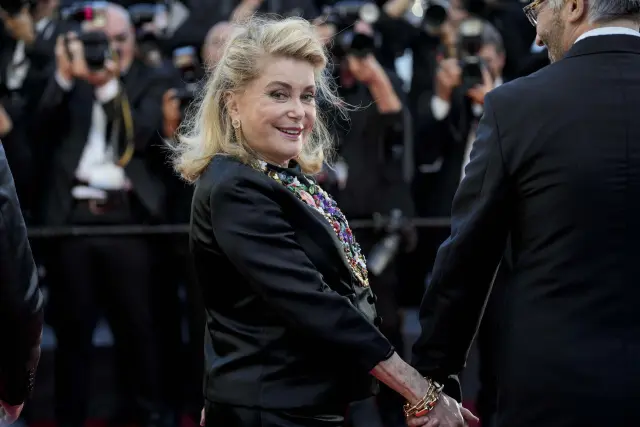 Catherine Deneuve posa para los fotógrafos a su llegada al estreno de la película 'Marcello Mio' en el 77° festival internacional de cine, Cannes